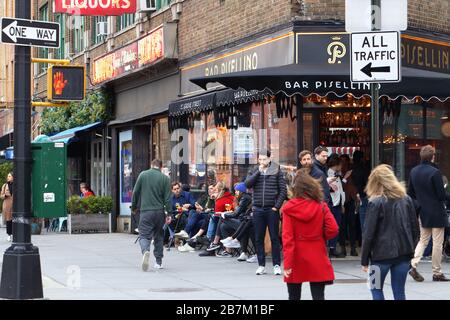 Un café à New York, alors que les gens ignorent les recommandations de pratiquer le « distancement social » afin de contribuer à contenir la propagation de COVID-19, 14 mars 2020 Banque D'Images