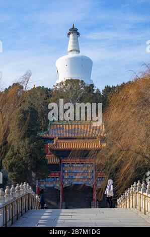 Dagoba blanc dans le parc Beihai, Beijing, Chine Banque D'Images