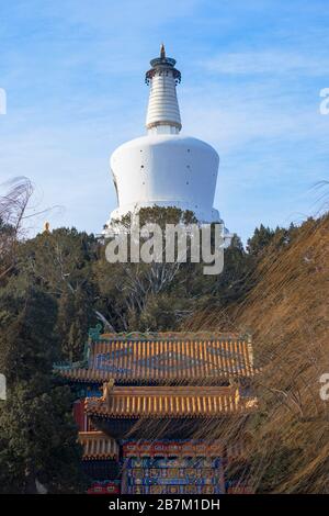 Dagoba blanc dans le parc Beihai, Beijing, Chine Banque D'Images