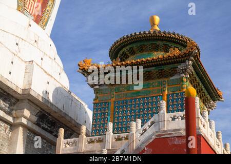 Dagoba blanc dans le parc Beihai, Beijing, Chine Banque D'Images