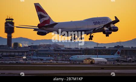 Richmond, Colombie-Britannique, Canada. 16 mars 2020. Un avion à gros corps Boeing 747-400 (G-CIVD) de British Airways, avec OneWorld Livery, atterrit au coucher du soleil, à l'aéroport international de Vancouver, à Richmond, en Colombie-Britannique, au Canada, le lundi 16 mars 2020. Plus tôt dans la journée, le gouvernement canadien, dans le but de mettre fin à la propagation du nouveau coronavirus, a annoncé que les frontières du pays seraient fermées à partir du mercredi 18 mars à tous les voyageurs autres que les citoyens canadiens et les résidents permanents, les citoyens américains, les diplomates et les travailleurs essentiels. Crédit: Bayne Stanley/ZUMA Wire/Alay Live News Banque D'Images