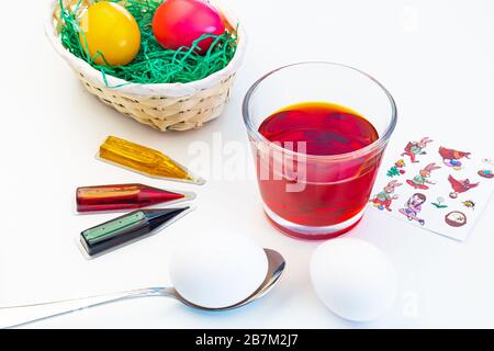 Teinture et décoration des œufs de pâques Banque D'Images