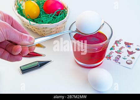 Teinture et décoration des œufs de pâques Banque D'Images