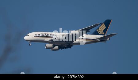 16 mars 2020, Londres, Royaume-Uni. Singapore Airlines Airbus A 380 sur l'approche de Londres Heathrow, arrivant de Singapour lors de l'escalade de COVID-19 Coronavirus en Europe. Crédit: Malcolm Park/Alay. Banque D'Images