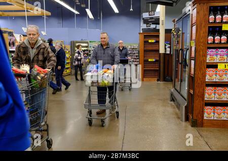 Bloomington, États-Unis. 16 mars 2020. Les hommes âgés achètent des aliments dans un supermarché chaotique, les acheteurs de nourriture de Kroger remplissent un magasin pour acheter de la nourriture chez les acheteurs de panique ont défriqué les étagères quotidiennement en raison de la pandémie de Coronavirus à Bloomington. Crédit: SOPA Images Limited/Alay Live News Banque D'Images