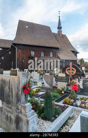 Kostel sv. Petra une église en bois Pavla construite en 1730 avec cimetière dans le village de Hnevosice près de la ville d'Opava en république tchèque Banque D'Images