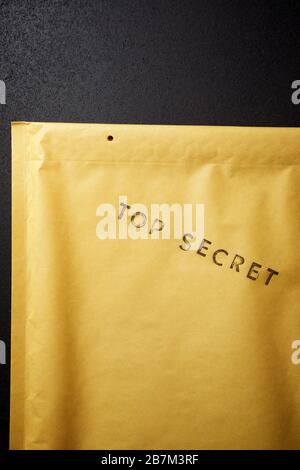 Phrase secrète supérieure sur une enveloppe marron. Banque D'Images