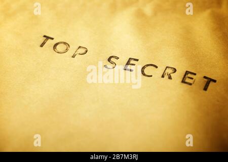 Phrase secrète supérieure sur une enveloppe marron. Banque D'Images