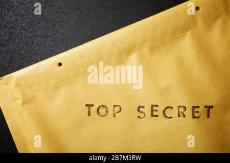 Phrase secrète supérieure sur une enveloppe marron. Banque D'Images