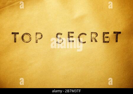 Phrase secrète supérieure sur une enveloppe marron. Banque D'Images
