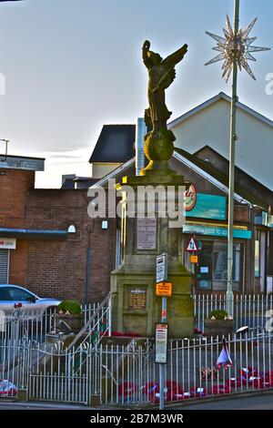 Monument commémoratif de guerre Pencoed dans le centre-ville à la jonction de la route Hendre et de la route Coychurch. Banque D'Images