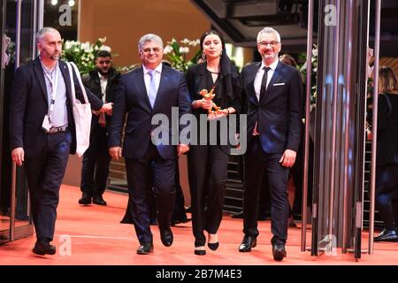 Baran Rasoulof au nom de son père, directeur et producteur Mohammad Rasoulof avec les producteurs Farzad Pak & Kaveh Farnam pose avec leur prix l'ours d'or pour le meilleur film sur le tapis rouge à la cérémonie de clôture et prix pour le 70ème Festival international du film de Berlin ( Berlinale ) Le samedi 29 février 2020 à Berlinale Palast, Potsdamer Platz, Berlin. . Photo de Julie Edwards. Banque D'Images