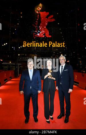 Baran Rasoulof au nom de son père, directeur et producteur Mohammad Rasoulof avec les producteurs Farzad Pak & Kaveh Farnam pose avec leur prix l'ours d'or pour le meilleur film sur le tapis rouge à la cérémonie de clôture et prix pour le 70ème Festival international du film de Berlin ( Berlinale ) Le samedi 29 février 2020 à Berlinale Palast, Potsdamer Platz, Berlin. . Photo de Julie Edwards. Banque D'Images