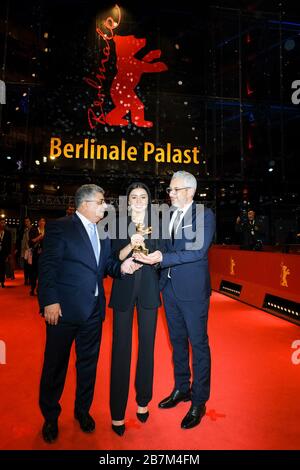 Baran Rasoulof au nom de son père, directeur et producteur Mohammad Rasoulof avec les producteurs Farzad Pak & Kaveh Farnam pose avec leur prix l'ours d'or pour le meilleur film sur le tapis rouge à la cérémonie de clôture et prix pour le 70ème Festival international du film de Berlin ( Berlinale ) Le samedi 29 février 2020 à Berlinale Palast, Potsdamer Platz, Berlin. . Photo de Julie Edwards. Banque D'Images