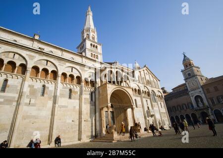 Modène, Italie - 02 janvier 2020: Vue sur la cathédrale de Modène illuminée par le soleil lors d'une journée froide d'hiver Banque D'Images