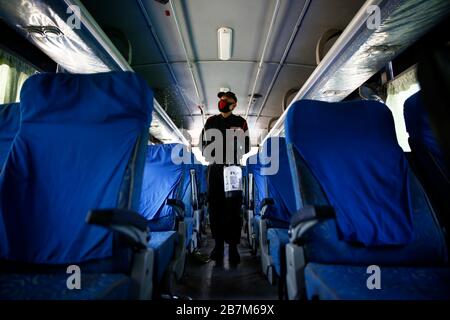 Lalitpur, Népal. 17 mars 2020. Kumar Thapa, un agent de sécurité, désinfecte un bus de transport public Sajha Yatayat en raison de préoccupations concernant la propagation de l'éclosion de coronavirus à Lalitpur, au Népal, le mardi 17 mars 2020. Crédit: Skanda Gautam/ZUMA Wire/Alay Live News Banque D'Images