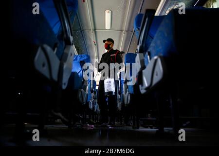 Lalitpur, Népal. 17 mars 2020. Kumar Thapa, un agent de sécurité, désinfecte un bus de transport public Sajha Yatayat en raison de préoccupations concernant la propagation de l'éclosion de coronavirus à Lalitpur, au Népal, le mardi 17 mars 2020. Crédit: Skanda Gautam/ZUMA Wire/Alay Live News Banque D'Images