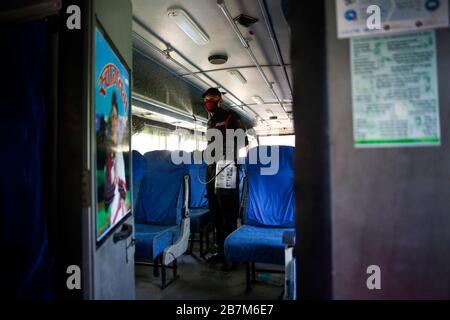 Lalitpur, Népal. 17 mars 2020. Kumar Thapa, un agent de sécurité, désinfecte un bus de transport public Sajha Yatayat en raison de préoccupations concernant la propagation de l'éclosion de coronavirus à Lalitpur, au Népal, le mardi 17 mars 2020. Crédit: Skanda Gautam/ZUMA Wire/Alay Live News Banque D'Images