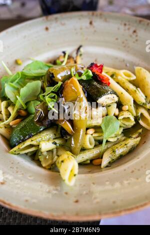 Penne al pesto avec légumes rôtis Banque D'Images