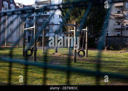 Berlin, Allemagne. 16 mars 2020. Une aire de jeux dans une cour est déserte. Crédit: Hans-Thomas Frisch/dpa/Alay Live News Banque D'Images
