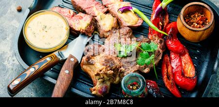 Délicieux steak de bœuf grillé dans une poêle. Banque D'Images