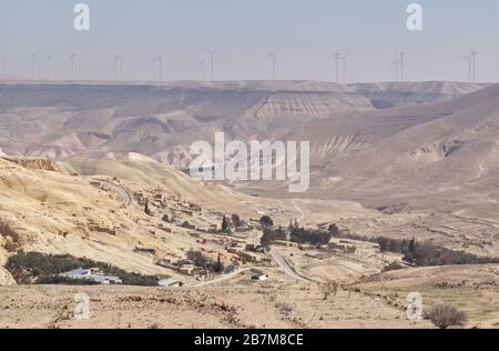 Éoliennes produisant de l'électricité en haut d'une colline en Jordanie près de la ville de Shobak Banque D'Images