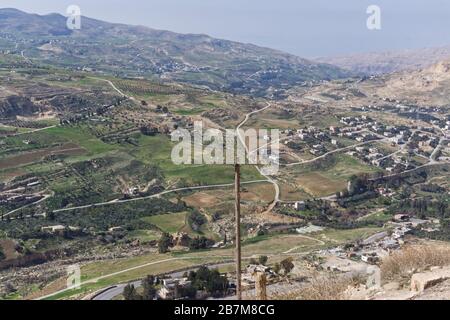 Vue sur le paysage de la ville d'Al Kerak en Jordanie au printemps avec une campagne luxuriante et des oliveraies Banque D'Images