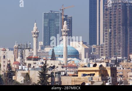 Amman / Jordanie - 7 mars 2020: De nouveaux gratte-ciel sont construits près de la mosquée du roi Abdallah, au centre d'Amman, dans la banlieue d'Abdali Banque D'Images
