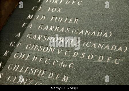 Mémoire aux membres de l'escadron de 617 de la RAF qui sont morts pendant la seconde Guerre mondiale, Woodhall Spa, Lincolnshire, Royaume-Uni, montrant le nom de Guy Gibson VC. Banque D'Images