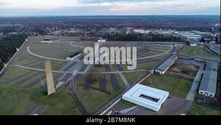 04 mars 2020, Brandebourg, Oranienburg: L'obélisque et les contours de l'ancienne caserne de camp sur le terrain du site commémoratif de Sachsenhausen (photo aérienne prise avec un drone). L'obélisque d'environ 40 mètres de haut était le mémorial central et le monument historique du Mémorial national Sachsenhausen de l'ancien RDA, qui a été ouvert en 1961. Les casernes d'hébergement ont été construites en quatre rangées autour de la zone d'appel de rouleau semi-circulaire. Sur la droite (bâtiment blanc) se trouve le mémorial de 'la mémoire Z' pour les victimes du camp de concentration. Dans le domaine des fondations du crématorium et de l'exterminatio Banque D'Images