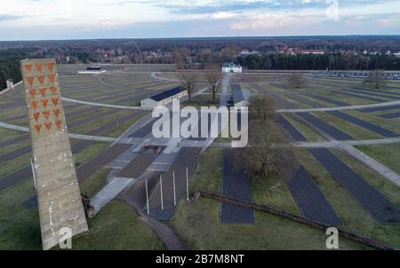 04 mars 2020, Brandebourg, Oranienburg: L'obélisque et les contours de l'ancienne caserne de camp sur le terrain du site commémoratif de Sachsenhausen (photo aérienne prise avec un drone). L'obélisque d'environ 40 mètres de haut était le mémorial central et le monument historique du Mémorial national Sachsenhausen de l'ancien RDA, qui a été ouvert en 1961. Les casernes d'hébergement ont été construites en quatre rangées autour de la zone d'appel de rouleau semi-circulaire. Le camp de concentration de Sachsenhausen a été construit à l'été 1936 par des prisonniers des camps d'Emsland. Entre 1936 et 1945, plus de 200 000 personnes étaient impri Banque D'Images