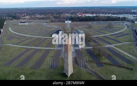 04 mars 2020, Brandebourg, Oranienburg: L'obélisque et les contours de l'ancienne caserne de camp sur le terrain du site commémoratif de Sachsenhausen (photo aérienne prise avec un drone). L'obélisque d'environ 40 mètres de haut était le mémorial central et le monument historique du Mémorial national Sachsenhausen de l'ancien RDA, qui a été ouvert en 1961. Les casernes d'hébergement ont été construites en quatre rangées autour de la zone d'appel de rouleau semi-circulaire. Le camp de concentration de Sachsenhausen a été construit à l'été 1936 par des prisonniers des camps d'Emsland. Entre 1936 et 1945, plus de 200 000 personnes étaient impri Banque D'Images