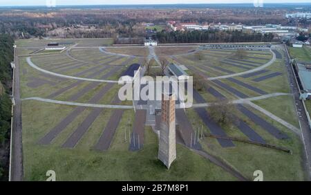 04 mars 2020, Brandebourg, Oranienburg: L'obélisque et les contours de l'ancienne caserne de camp sur le terrain du site commémoratif de Sachsenhausen (photo aérienne prise avec un drone). L'obélisque d'environ 40 mètres de haut était le mémorial central et le monument historique du Mémorial national Sachsenhausen de l'ancien RDA, qui a été ouvert en 1961. Les casernes d'hébergement ont été construites en quatre rangées autour de la zone d'appel de rouleau semi-circulaire. Le camp de concentration de Sachsenhausen a été construit à l'été 1936 par des prisonniers des camps d'Emsland. Entre 1936 et 1945, plus de 200 000 personnes étaient impri Banque D'Images