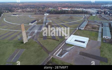 04 mars 2020, Brandebourg, Oranienburg: L'obélisque et les contours de l'ancienne caserne de camp sur le terrain du site commémoratif de Sachsenhausen (photo aérienne prise avec un drone). L'obélisque d'environ 40 mètres de haut était le mémorial central et le monument historique du Mémorial national Sachsenhausen de l'ancien RDA, qui a été ouvert en 1961. Les casernes d'hébergement ont été construites en quatre rangées autour de la zone d'appel de rouleau semi-circulaire. Sur la droite (bâtiment blanc) se trouve le mémorial de 'la mémoire Z' pour les victimes du camp de concentration. Dans le domaine des fondations du crématorium et de l'exterminatio Banque D'Images