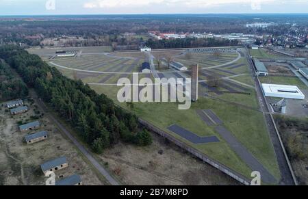 04 mars 2020, Brandebourg, Oranienburg: L'obélisque et les contours de l'ancienne caserne de camp sur le terrain du site commémoratif de Sachsenhausen (photo aérienne prise avec un drone). L'obélisque d'environ 40 mètres de haut était le mémorial central et le monument historique du Mémorial national Sachsenhausen de l'ancien RDA, qui a été ouvert en 1961. Les casernes d'hébergement ont été construites en quatre rangées autour de la zone d'appel de rouleau semi-circulaire. Sur la droite (bâtiment blanc) se trouve le mémorial de 'la mémoire Z' pour les victimes du camp de concentration. Dans le domaine des fondations du crématorium et de l'exterminatio Banque D'Images