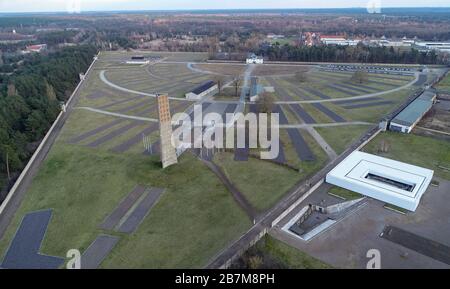 04 mars 2020, Brandebourg, Oranienburg: L'obélisque et les contours de l'ancienne caserne de camp sur le terrain du site commémoratif de Sachsenhausen (photo aérienne prise avec un drone). L'obélisque d'environ 40 mètres de haut était le mémorial central et le monument historique du Mémorial national Sachsenhausen de l'ancien RDA, qui a été ouvert en 1961. Les casernes d'hébergement ont été construites en quatre rangées autour de la zone d'appel de rouleau semi-circulaire. Sur la droite (bâtiment blanc) se trouve le mémorial de 'la mémoire Z' pour les victimes du camp de concentration. Dans le domaine des fondations du crématorium et de l'exterminatio Banque D'Images