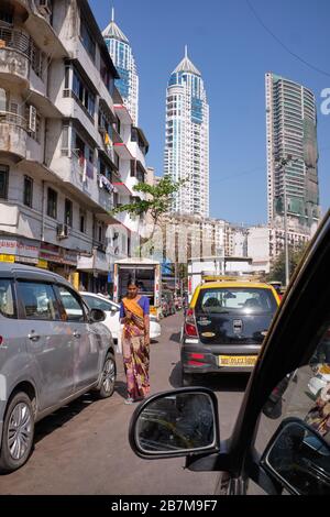 Bâtiments modernes de taille haute s'imposant sur un bâtiment plus ancien dans le centre de Mumbai (Bombay), en Inde Banque D'Images