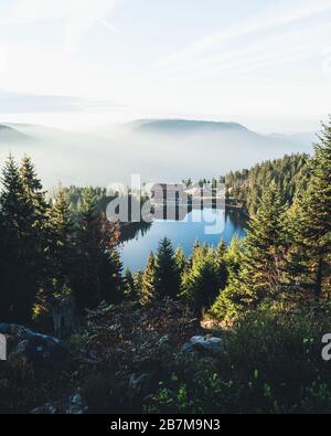 Un beau lever de soleil au Mummelsee à la Hornisgrinde dans le Bade-Wurtemberg/Allemagne Banque D'Images