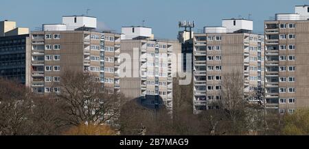 Maisons de taille moyenne dans la propriété Alton, Roehampton sur la rive est du parc Richmond. L'un des plus grands domaines de logement social des UK. Banque D'Images