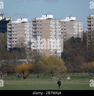 Maisons de taille moyenne dans la propriété Alton, Roehampton sur la rive est du parc Richmond. L'un des plus grands domaines de logement social des UK. Banque D'Images