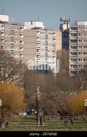 Maisons de taille moyenne dans la propriété Alton, Roehampton sur la rive est du parc Richmond. L'un des plus grands domaines de logement social des UK. Banque D'Images