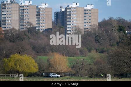 Maisons de taille moyenne dans la propriété Alton, Roehampton sur la rive est du parc Richmond. L'un des plus grands domaines de logement social des UK. Banque D'Images