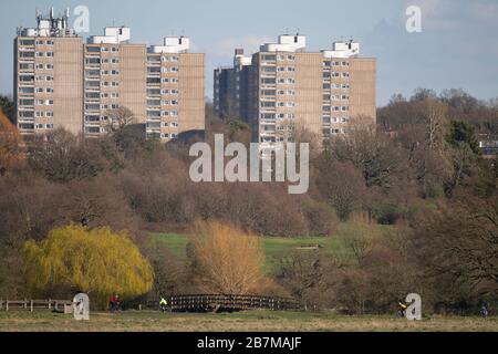 Maisons de taille moyenne dans la propriété Alton, Roehampton sur la rive est du parc Richmond. L'un des plus grands domaines de logement social des UK. Banque D'Images