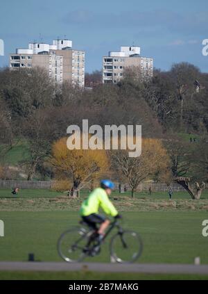 Maisons de taille moyenne dans la propriété Alton, Roehampton sur la rive est du parc Richmond. L'un des plus grands domaines de logement social des UK. Banque D'Images