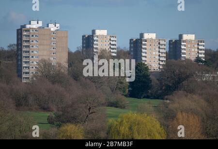 Maisons de taille moyenne dans la propriété Alton, Roehampton sur la rive est du parc Richmond. L'un des plus grands domaines de logement social des UK. Banque D'Images