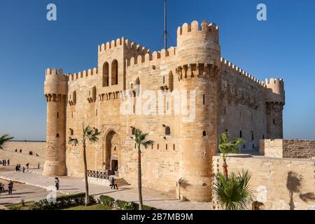 Alexandrie, Egypte - 24 décembre 2019: La Citadelle de Qaitbay est une forteresse défensive du XVe siècle établie en 1477 AD Banque D'Images