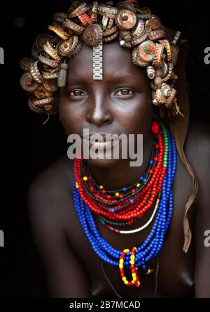 Portrait d'une jeune femme mignonne Dassanech portant des bouchons de bouteille coiffures et colliers de perles Vallée de l'Omo en Ethiopie Banque D'Images