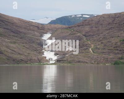 Magnifique lac Svartisvatnet et cascade près de Svartisen en Norvège Banque D'Images