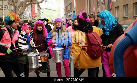 Groupe d'action batteur rythmes de la résistance danse rue, Carnaval Masopust masques de célébration parade Tsiganes Tsiganes protestation contre l'extrême Banque D'Images