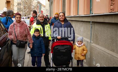 Mère de la famille tsigane avec poussette et bébé enfants de groupe d'action rythmes de tambour de la résistance danse rue de musique, célébration de carnaval Masopest Banque D'Images